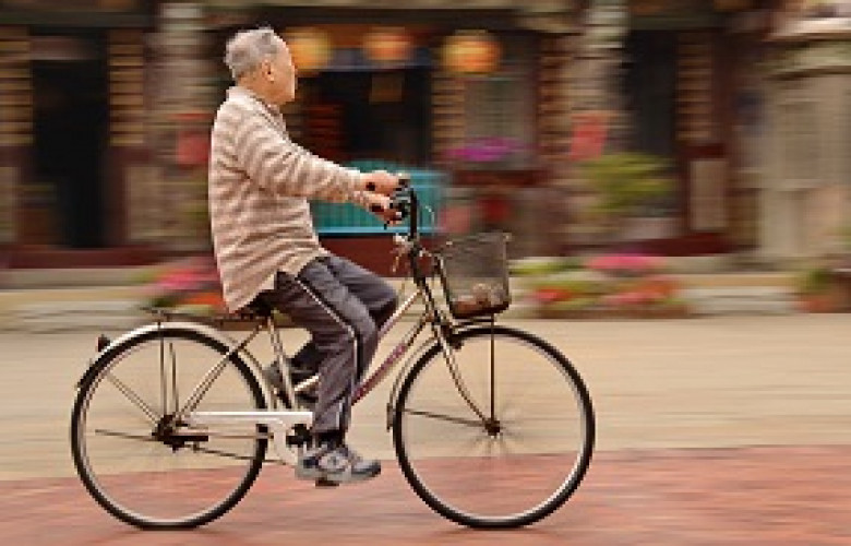 230119 Cycling in front of Shanhua Qingan Temple 20140323