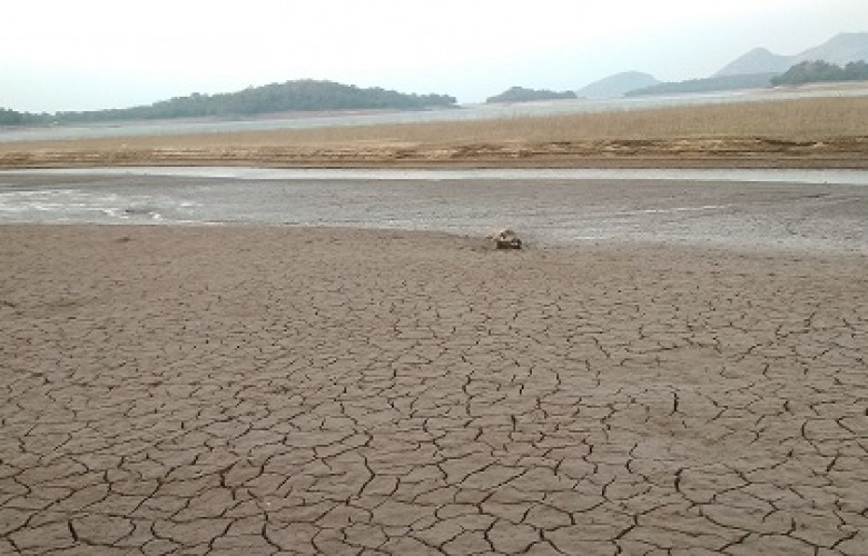 231123 Drought in a Lake