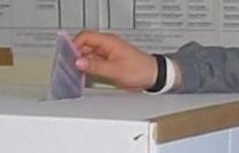 240115 2006 Italy voting hand
